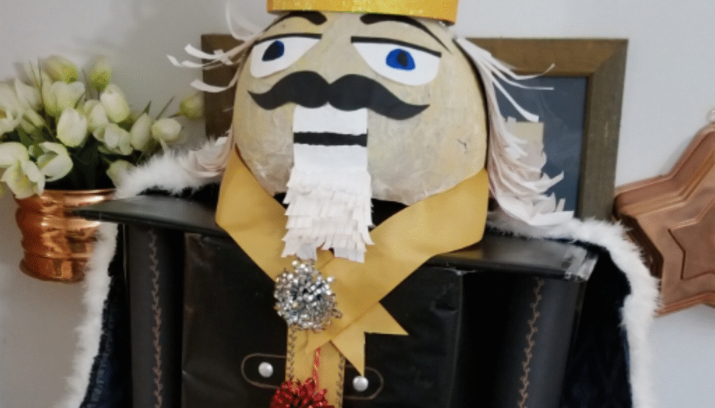 how-to-wrap-beer-gift-nutcracker_2022