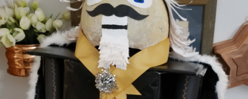 how-to-wrap-beer-gift-nutcracker_2022